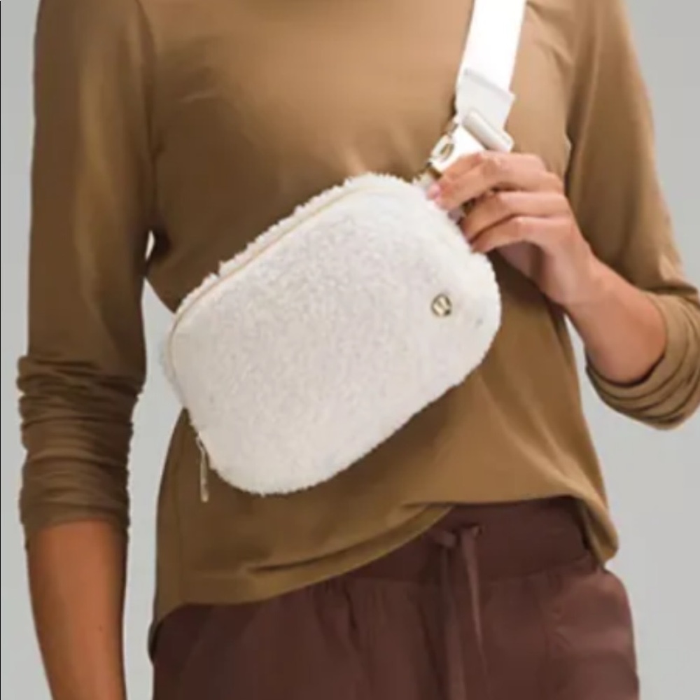 Lululemon Sherpa belt bag